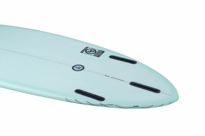 Parte posterior de una tabla surf fibra en color verde agua.