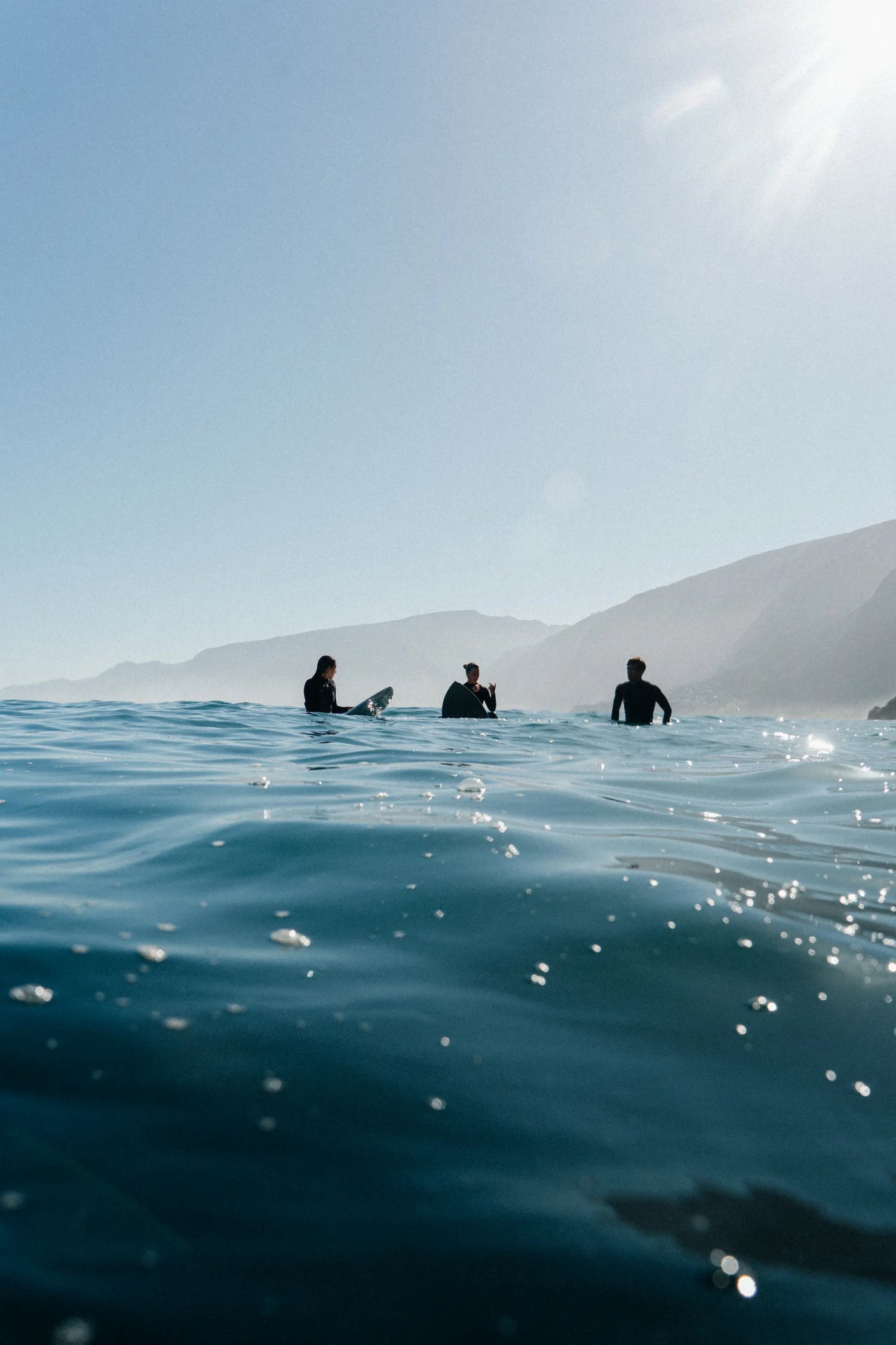 Personas con tablas de surf en una playa de costa rica
