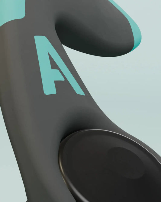 Detalle del ala flexible de los tapones WaterSafe Pro con el logo de Alpine