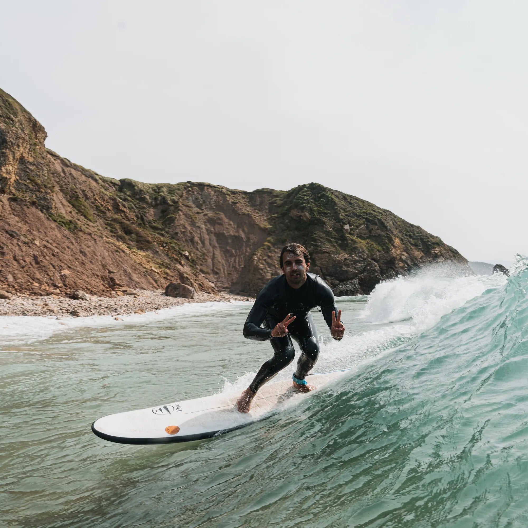 Retrato del instructor Víctor Antona surfeando una ola.