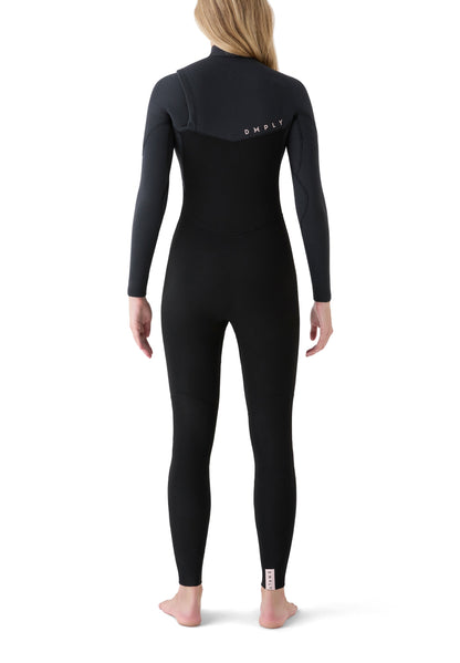 Plano trasero del neopreno 4/3 para mujer resaltando la elasticidad del panelado y el ajuste anatómico lumbar.