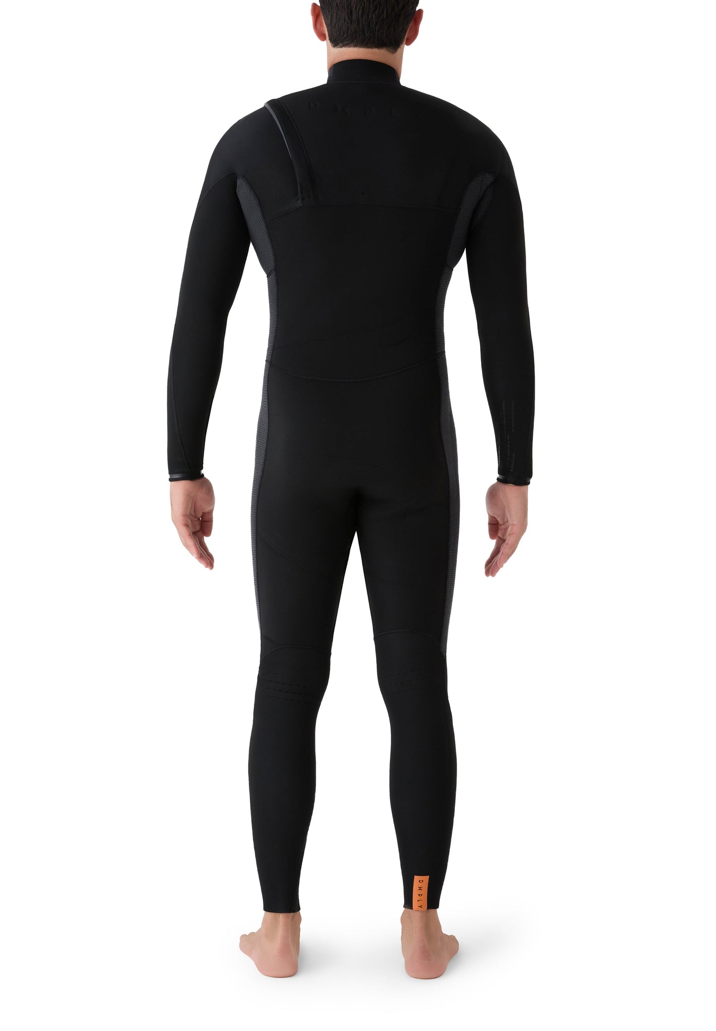 Plano trasero del neopreno 4/3 mostrando la ausencia de cremallera para una libertad de movimiento total durante el surf.