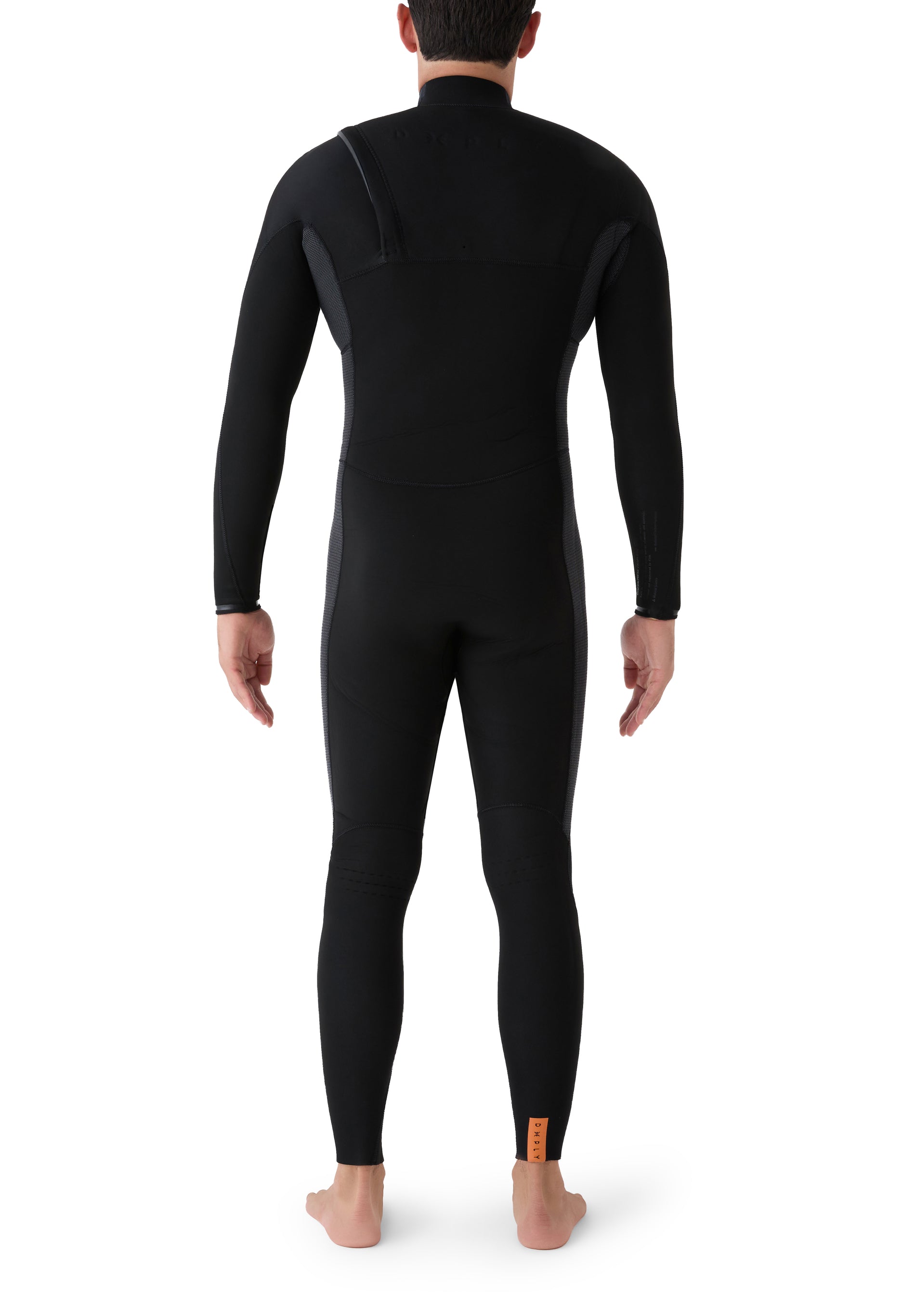 Plano trasero del neopreno 4/3 mostrando la ausencia de cremallera para una libertad de movimiento total durante el surf.