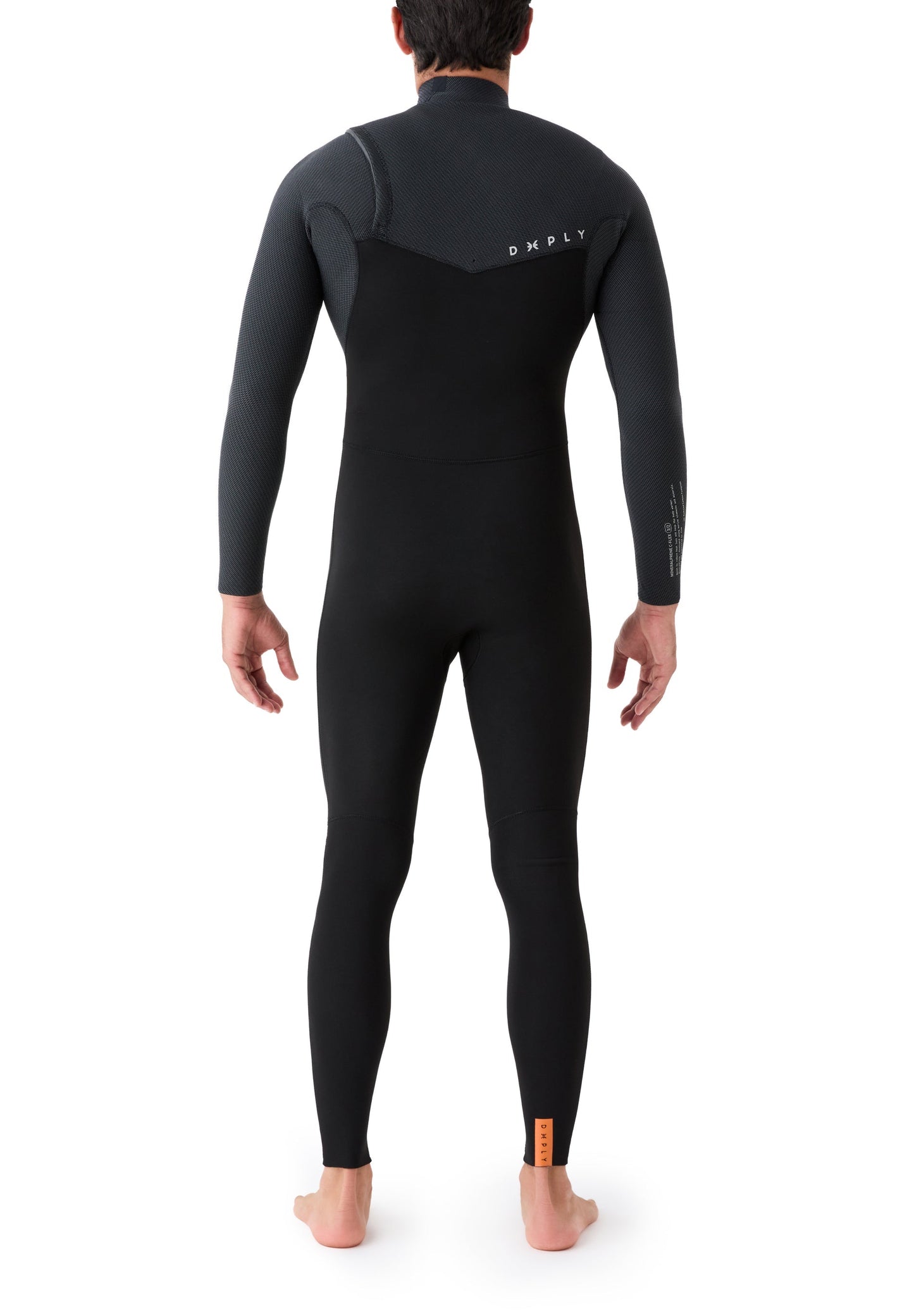 Plano trasero del traje de surf negro mostrando el ajuste preciso en la zona lumbar y hombros para optimizar el remado.