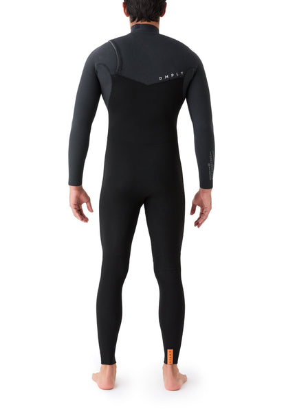 Plano trasero del traje de surf negro mostrando el ajuste preciso en la zona lumbar y hombros para optimizar el remado.