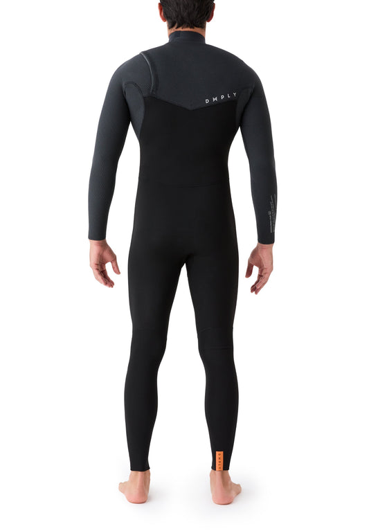 Plano trasero del traje de surf negro mostrando el ajuste preciso en la zona lumbar y hombros para optimizar el remado.