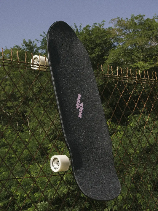 Primer plano del surfskate YOW Arica 33 High Performance ideal para tecnificación de surf
