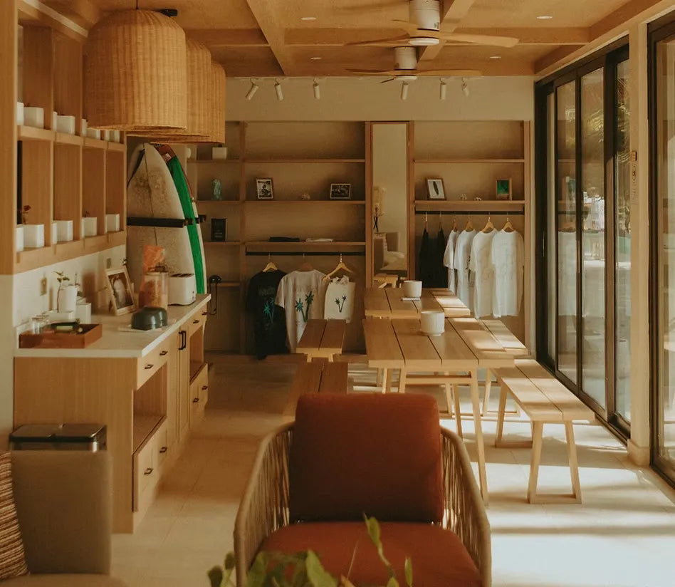 Interior de un lounge de diseño en madera natural con vistas al entorno tropical