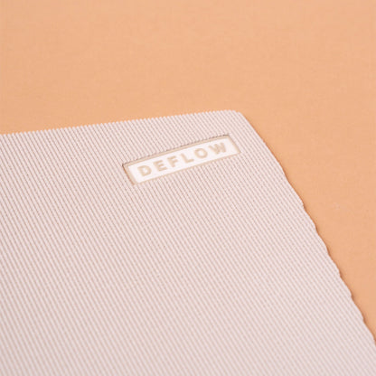 zoon a la marca deflow y al tacto del surfgrip tabla fish color blanco beige