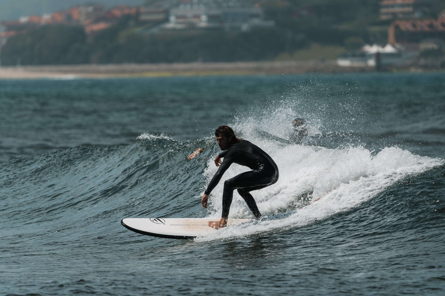 Surfista surfeando una ola con una tabla de surf de flysurf